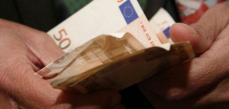 Επίδομα 800 ευρώ: «Μέσα» και ηθοποιοί, τραγουδιστές και 27 ακόμη κατηγορίες