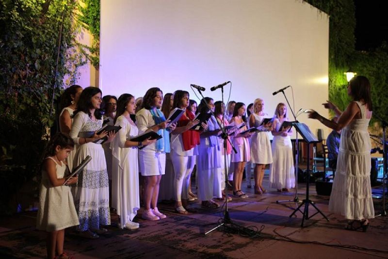 Η Χρυσούλα Τασολάμπρου και η χορωδία της «Αγίας Σκέπης» κρατάνε ζωντανή την παραδοσιακή μουσική (video)