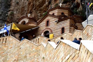 Το εκκλησάκι της Αγίας Ελεούσας κτισμένο στην αγκαλιά του Αρακύνθου