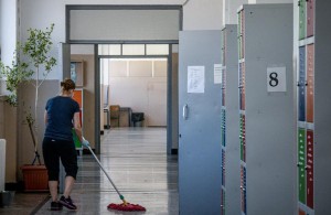 Σχολικές καθαρίστριες: Αντίστροφη μέτρηση για την πρόσληψη στο Δήμο Αγρινίου