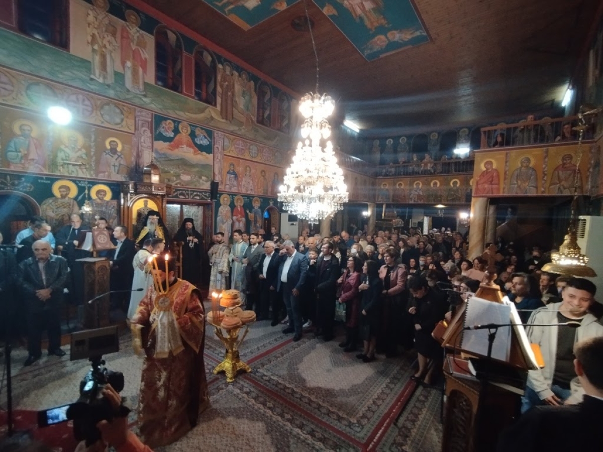 Ο Εσπερινός της Αγίας Αικατερίνης στα Τριαντεΐκα Αγρινίου χοροστατούντος του Επισκόπου Ταλαντίου κ. Επιφανίου