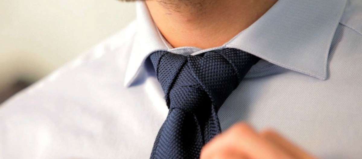 To κόλπο για να δέσεις μια γραβάτα εύκολα και γρήγορα (βίντεο)