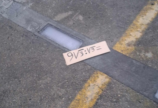 Αγρίνιο: Δάσκαλος άφησε... εξίσωση σε "έξυπνη" διάβαση για να την λύσει!
