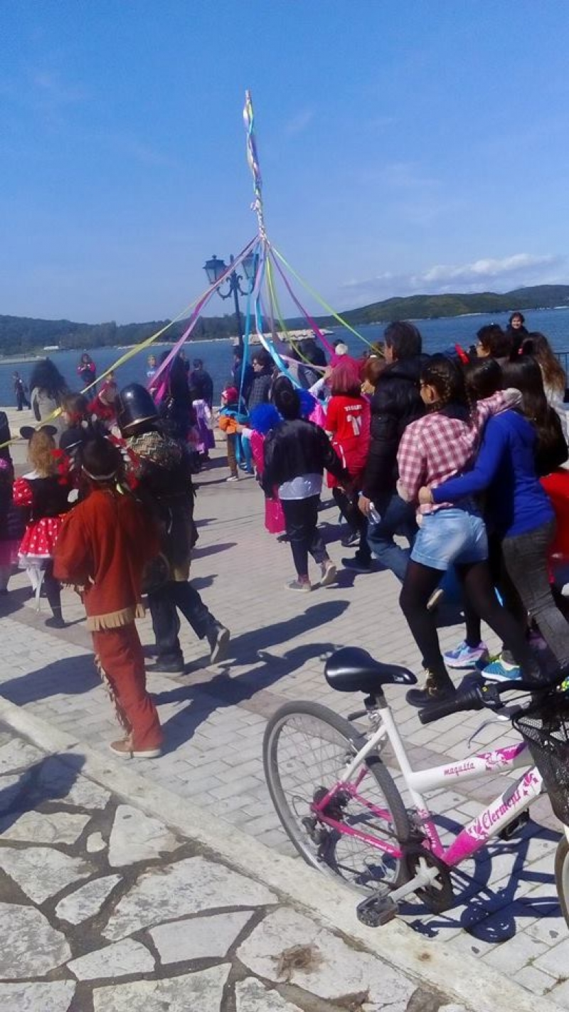 Το γαϊτανάκι στη Βόνιτσα (φωτό)