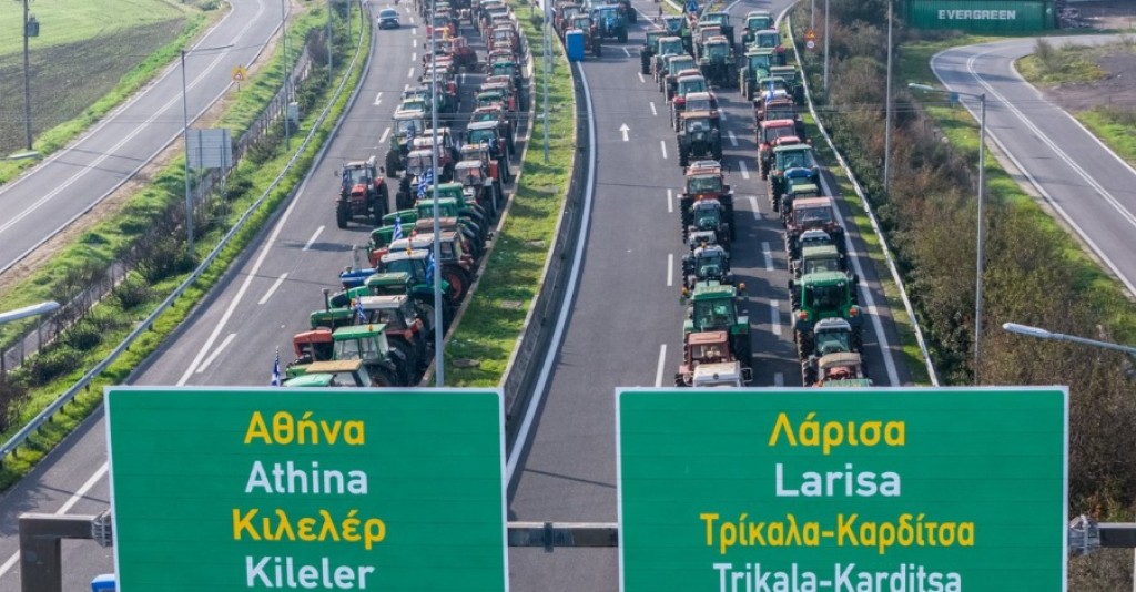 Οι αγρότες αλλάζουν θέσεις στα τρακτέρ για να διευκολύνουν την έξοδο των Χριστουγέννων, θέματα ασφαλείας βάζει η Τροχαία