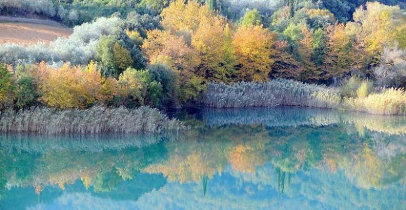 Η υπέροχη αντανάκλαση του φυσικού τοπίου στα νερά της λίμνης Καστρακίου (φωτο)
