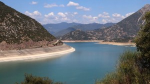 Αδειάζουν οι δεξαμενές νερού της Αττικής: Στερεύει ο Μόρνος, πιέζεται ο Εύηνος