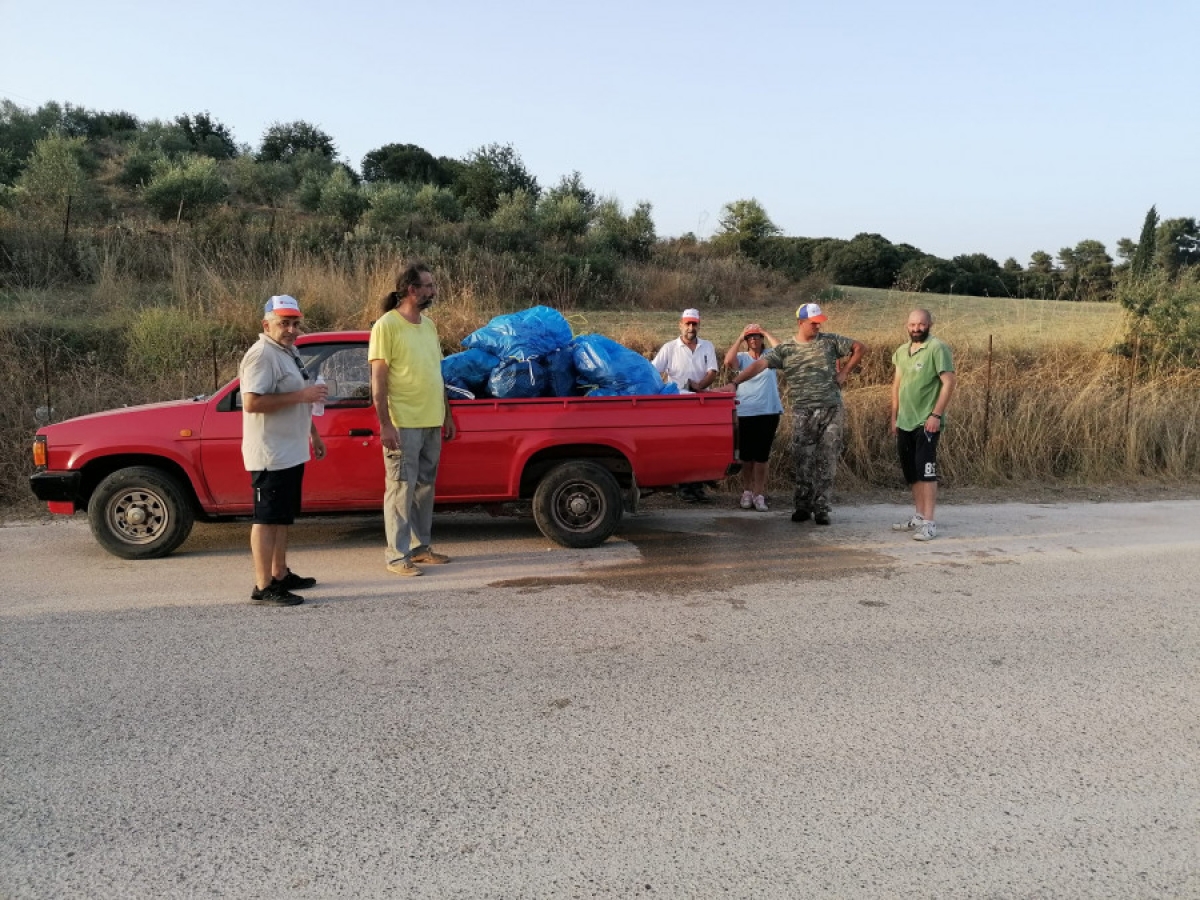 H Φυσιολατρική Πεζοπορική Ομάδα Κατούνας καθάρισε την είσοδο του χωριού από τα σκουπίδια