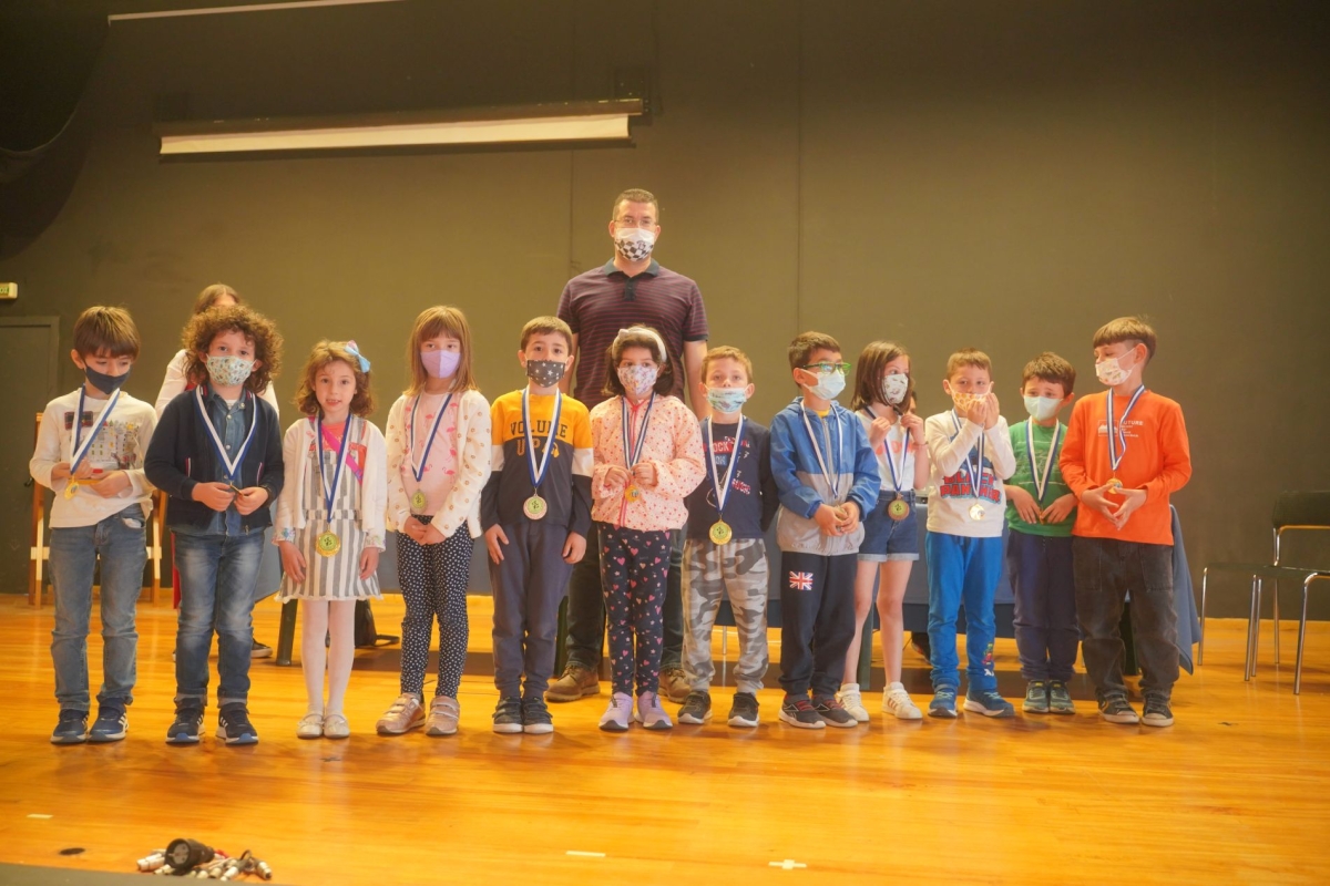 Οι νικητές του όγδοου Σχολικού Πρωταθλήματος Σκακιού Αγρινίου που έγινε στο Παπαστράτειο Μέγαρο την Κυριακή 8/5/2022