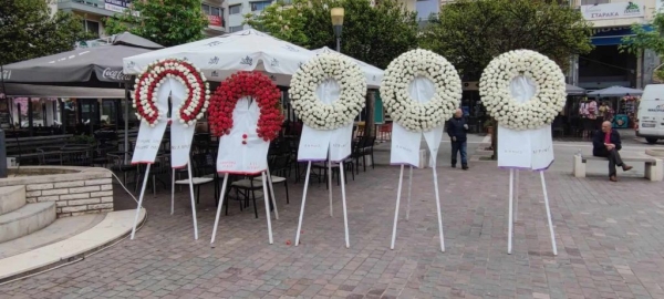 Αγρίνιο: Στεφάνια στη Μνήμη των 120 στην πλατεία Δημοκρατίας – 80 χρόνια από τη Θυσία τους (εικόνες)