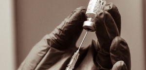 Επιπλέον 144 εμβολιαστικά κέντρα μπαίνουν από σήμερα στη “μάχη” του εμβολιασμού