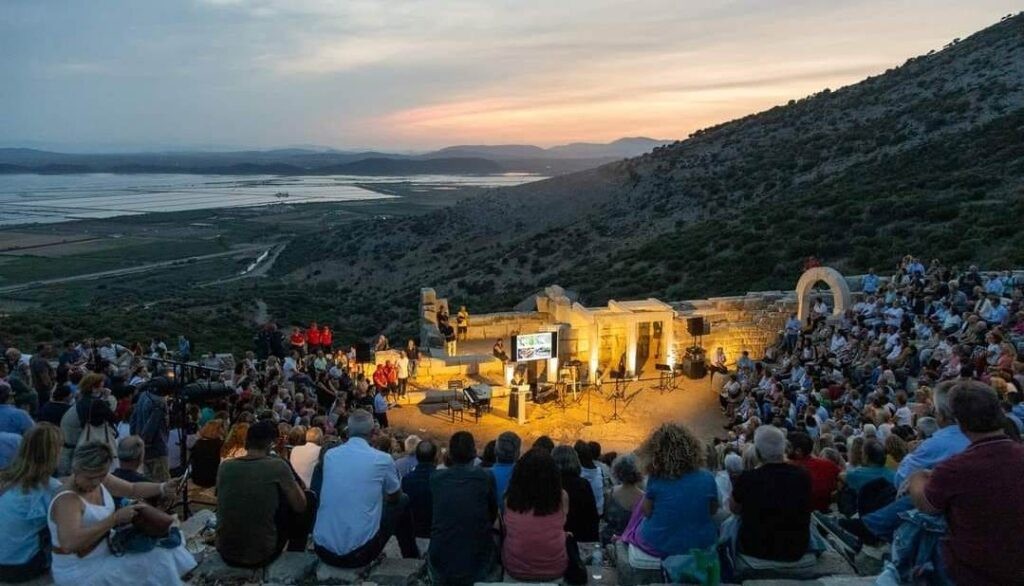 Οι φετινές παραστάσεις στα αρχαία θέατρα Πλευρώνας και Οινιαδών (Παρ 19/7 - Δευ 19/8/2024)