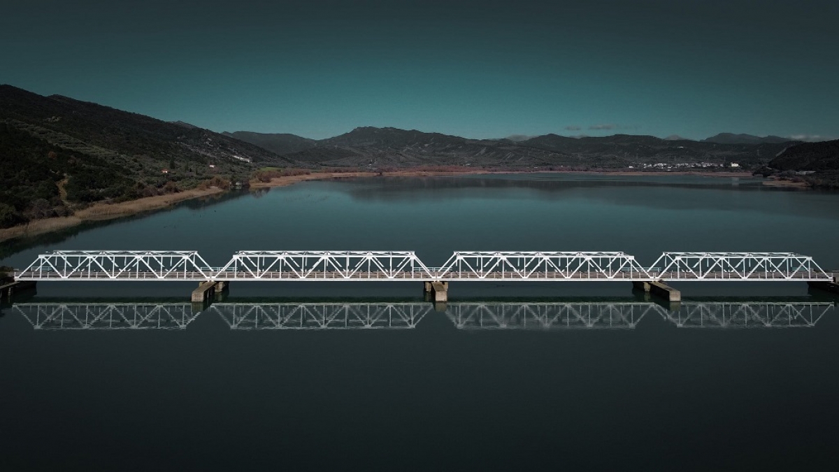 Πολλές γέφυρες στον Αχελώο, μία όμως μεταλλική-βίντεο που καθηλώνει