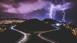 Κεραυνοί: Πώς να μην κινδυνεύσετε αν συναντήσετε καταιγίδα στο δρόμο
