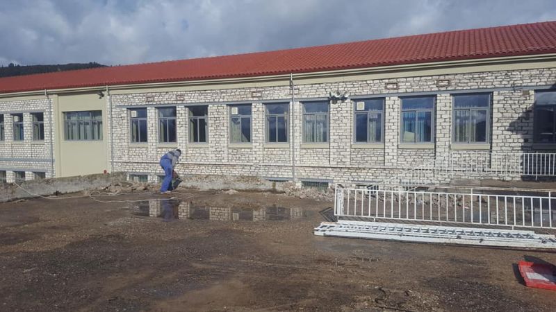 Ξεκίνησαν εργασίες στο προαύλιο του Γυμνασίου Θέρμου