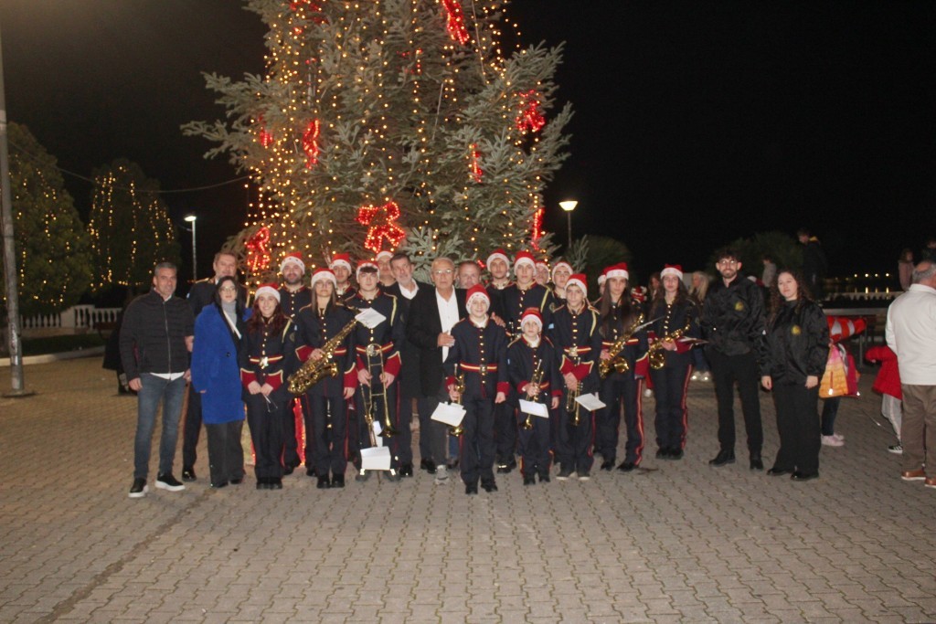 Με μουσική, χορό και δράσεις για τα παιδιά η φωταγώγηση του χριστουγεννιάτικου δέντρου στην κεντρική πλατεία Αμφιλοχίας