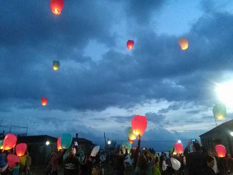 Δεκάδες αερόστατα φώτισαν τον ουρανό της Μυρτιάς το Πάσχα (ΦΩΤΟ+VIDEO)