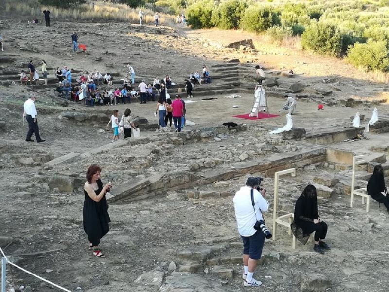 Η τέχνη ανέπνευσε ξανά στο αρχαίο θέατρο της Καλυδώνας (φωτό)