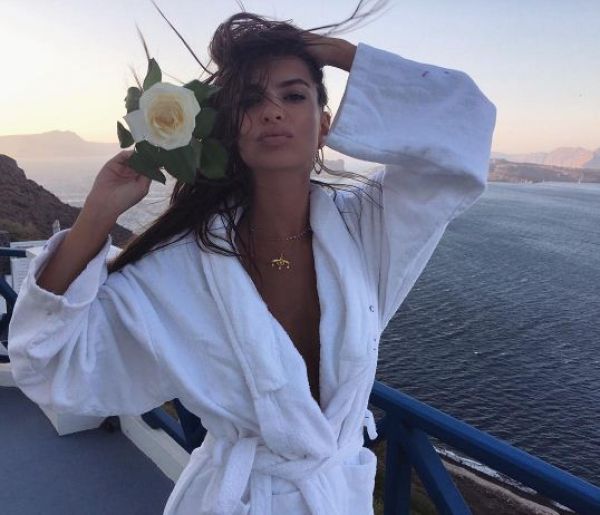 Η Emily Ratajkowski διαφημίζει με τον καλύτερο τρόπο τις ομορφιές της Ελλάδας (φωτό)