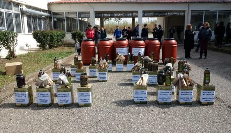 Ολοκληρώθηκε με τη διανομή του λαδιού και… χορό η δράση αλληλεγγύης των μαθητών της Ματαράγκας (φωτο)