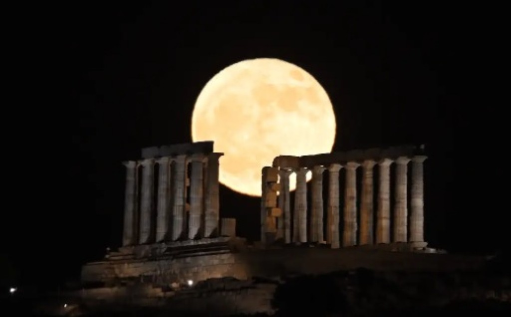 Πανσέληνος της φράουλας: Μαγευτικές εικόνες από το πρώτο ολόγιομο φεγγάρι του καλοκαιριού