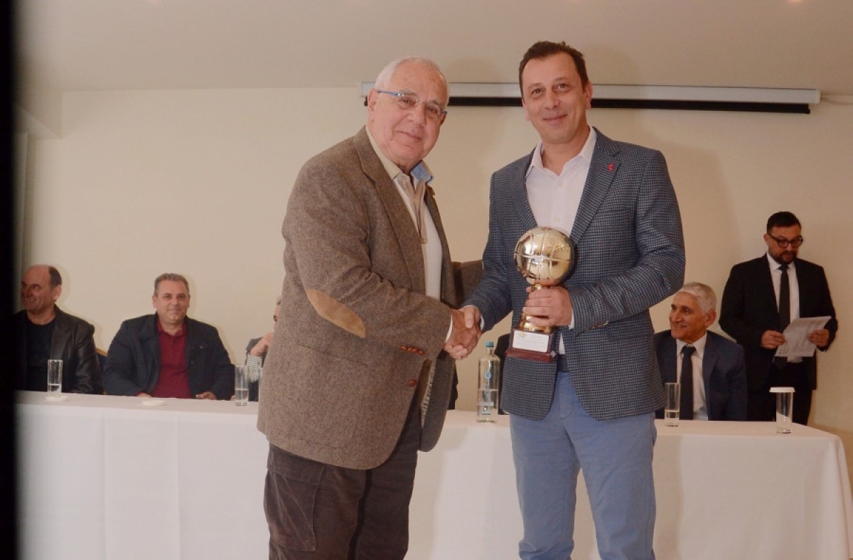 Ο Γιάννης Διαμαντάκος πρώην προπονητής του ΑΟ Αγρινίου τιμήθηκε από τον Σύνδεσμο Ελλήνων Προπονητών Καλαθοσφαίρισης