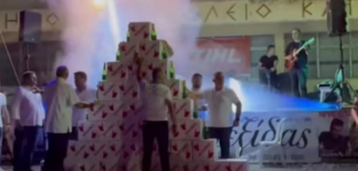 Έφτιαξαν πυραμίδα με σαμπάνιες για τον Βελισσάρη στην Κατοχή Μεσολογγίου (video)