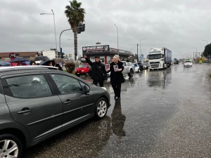 Αγρίνιο: H χαροκαμένη μάνα του Άκη και της Χαριτίνης πρωτοστάτησε στην κινητοποίηση στον κόμβο σταδίου - συγκλονιστικές στιγμές