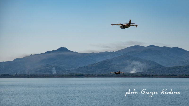 Πυροσβεστικά αεροπλάνα CANADAIR πετάνε στην λίμνη Τριχωνίδα (φώτο)