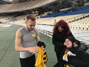 «Ράγισε» καρδιές η συγκινητική κίνηση του Μιχάλη Μπακάκη προς τη νεαρή Μυρτώ
