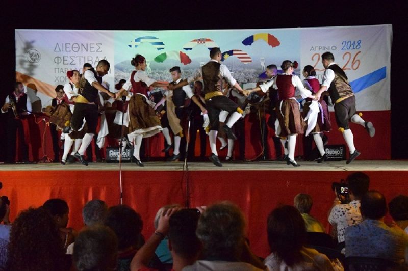 Υπό το φως της Πανσελήνου στην Τριχωνίδα η Λήξη του Διεθνούς Φεστιβάλ παραδοσιακών χορών (φωτό)