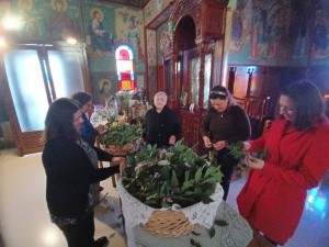 Αμφιλοχία: Γυναίκες στόλισαν με βάγια το Ναό Αγίας Παρασκευής ενόψει Κυριακής των Βαΐων