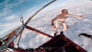 Η αδρεναλίνη στα ύψη – Πήδηξε από τα 14.000 πόδια χωρίς αλεξίπτωτο (βίντεο)