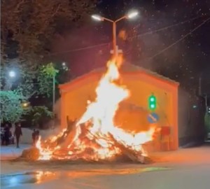 Δρυμός Βόνιτσας: Αναβίωσε και φέτος το «Κάψιμο του Ιούδα» τη Μεγάλη Πέμπτη