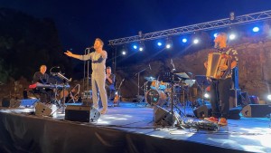 Ενθουσίασε το ακροατήριο η συναυλία του Θοδωρή Βουτσικάκη στο αρχαίο νεώριο Οινιαδών