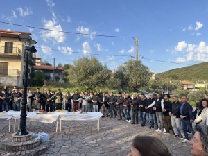 Αγία Σοφία Θέρμου: Πλήθος κόσμου στο «Γαϊτανάκι» της Δευτέρας του Πάσχα