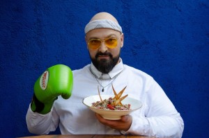 O Αγρινιώτης Θοδωρής Νεοφώτιστος ετοιμάζει μουσική «Σαλάτα με Κινόα» – δείτε το video