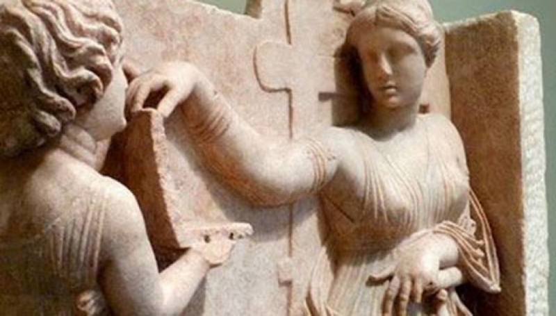 Αρχαία Ελληνίδα με… λάπτοπ (;) σε γλυπτό του 100 π.Χ. (φωτο, βίντεο)