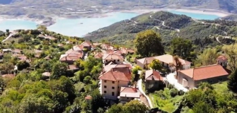 Η άγνωστη πανέμορφη Αράχοβα Ναυπακτίας με θέα την Ευηνολίμνη (βίντεο) (www.dete.gr)