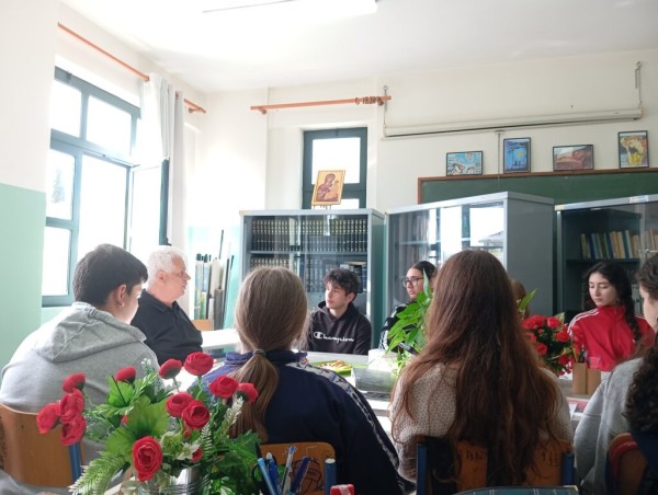 Το 1ο ΓΕΛ Αγρινίου φιλοξένησε τον γλύπτη Βασίλη Παπασάικα