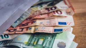 «Μποναμάς» 900 ευρώ για ευάλωτα νοικοκυριά – Οι δικαιούχοι