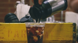 Δέκα λεπτά ακριβότερος ο καφές σε πλαστικό ποτήρι από την Πρωτοχρονιά