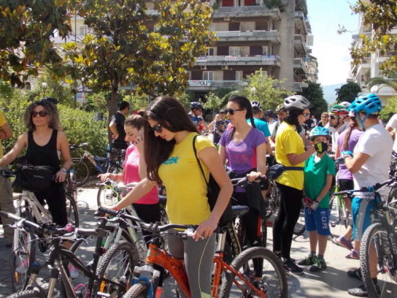 Πανελλαδική Ποδηλατοπορεία: Ορθοπεταλιές στο Αγρίνιο με αίτημα την κατασκευή ποδηλατοδρόμου