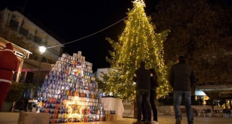 Ναύπακτος: Μεγάλη η ανταπόκριση στο Χριστουγεννιάτικο Δέντρο από κουτιά γάλακτος