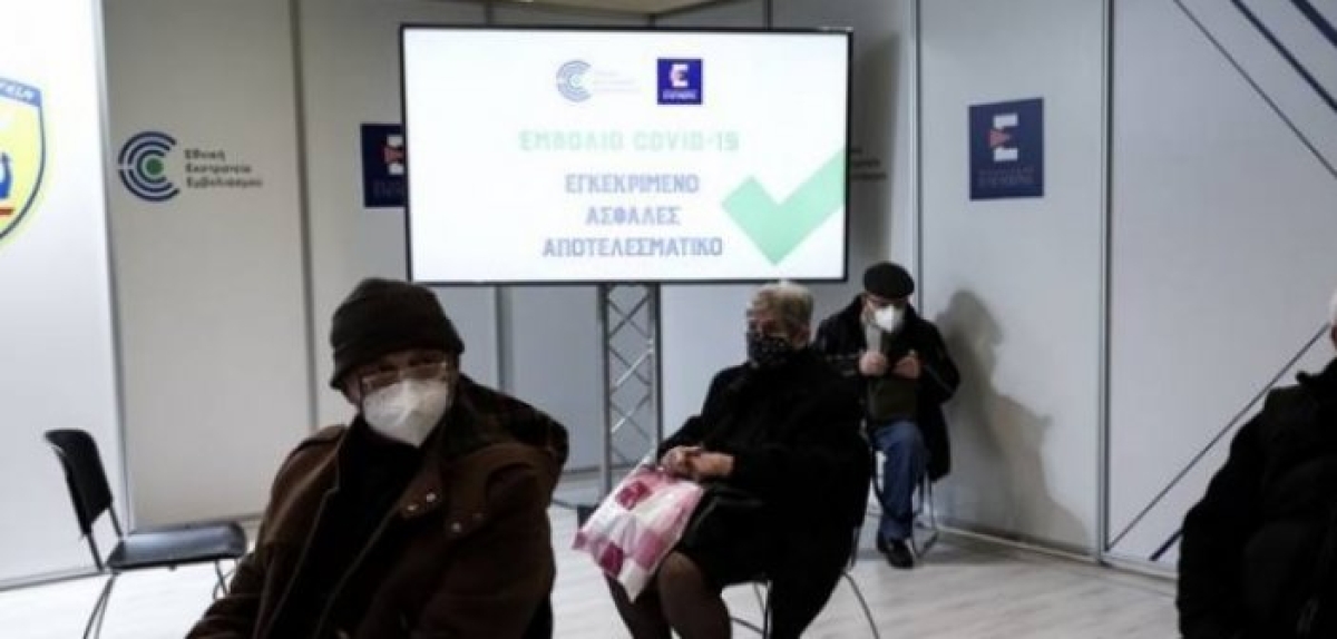 Κορονοϊός: Λήγει απόψε η διορία για τον εμβολιασμό των άνω των 60 ετών – “Βροχή” τα πρόστιμα από αύριο