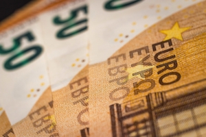Πότε μπαίνουν 534 ευρώ, επιδόματα ανεργίας και Δώρο Χριστουγέννων – Τι γίνεται με αναδρομικά κληρονόμων
