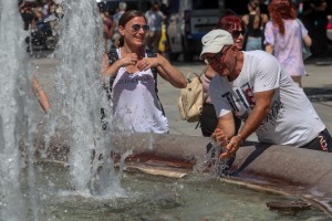 Καιρός: Έρχεται σφοδρός καύσωνας με «καυτές» μέρες και νύχτες