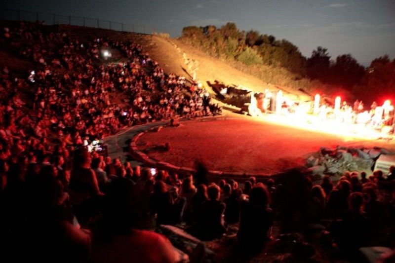 Συνεπήρε το κοινό με την ερμηνεία της η Κανά στο Αρχαίο Θέατρο της Στράτου