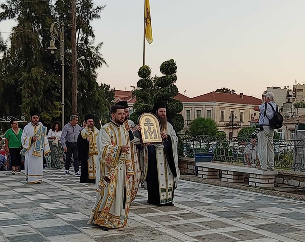 Άφιξη του Τιμίου Σταυρού στον Ιερό Ναό Αγίου Νικόλαου Αστακού (εικόνες)