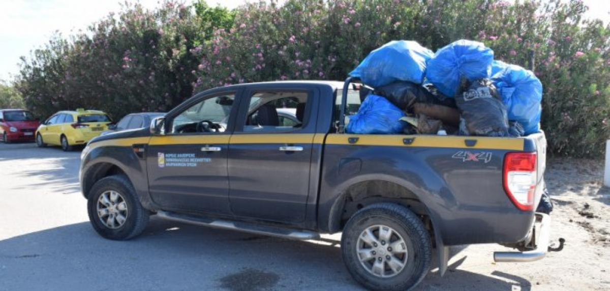 Χιλιάδες λίτρα σκουπιδιών συγκέντρωσαν εθελοντές στην παραλία του Λούρου